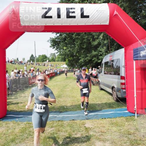 21.06.2025 - 27. Vierlanden-Triathlon MichiJ http://msf.ph/oto/8017759 15.06.2026 11:33:33 Ziel 431, 511 meine-sportfotos.de