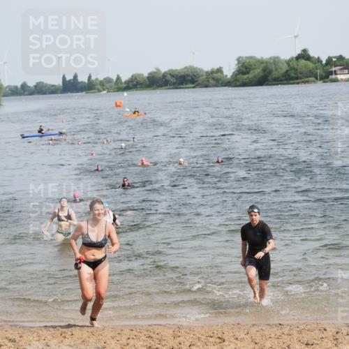 21.06.2025 - 27. Vierlanden-Triathlon MichiJ http://msf.ph/oto/8017874 15.06.2026 10:18:15 Schwimmen 568, 586 meine-sportfotos.de
