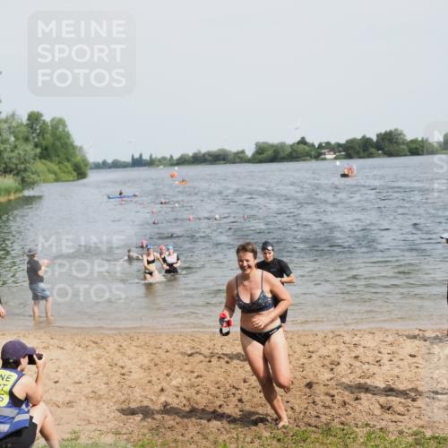 21.06.2025 - 27. Vierlanden-Triathlon MichiJ http://msf.ph/oto/8017900 15.06.2026 10:18:17 Schwimmen 535, 568, 586 meine-sportfotos.de