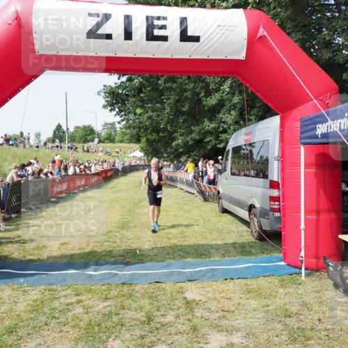 21.06.2025 - 27. Vierlanden-Triathlon MichiJ http://msf.ph/oto/8017905 15.06.2026 11:33:42 Ziel 373 meine-sportfotos.de