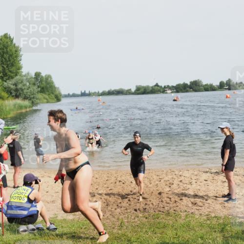 21.06.2025 - 27. Vierlanden-Triathlon MichiJ http://msf.ph/oto/8017916 15.06.2026 10:18:18 Schwimmen 535, 568, 586 meine-sportfotos.de