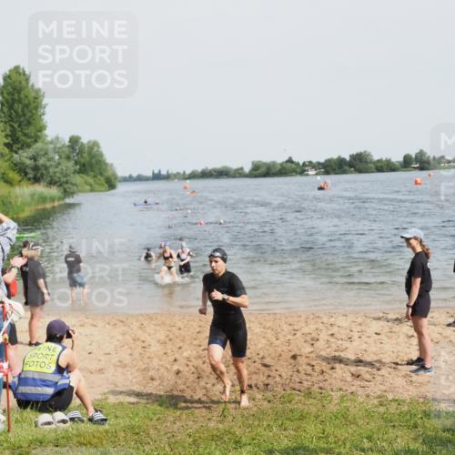 21.06.2025 - 27. Vierlanden-Triathlon MichiJ http://msf.ph/oto/8017923 15.06.2026 10:18:19 Schwimmen 495, 535, 568, 586 meine-sportfotos.de