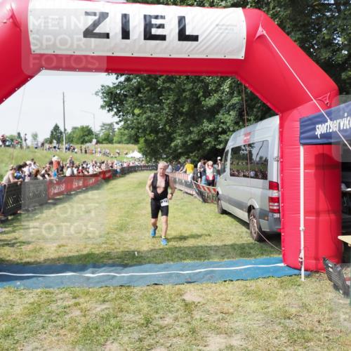 21.06.2025 - 27. Vierlanden-Triathlon MichiJ http://msf.ph/oto/8017935 15.06.2026 11:33:43 Ziel 373 meine-sportfotos.de