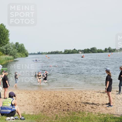 21.06.2025 - 27. Vierlanden-Triathlon MichiJ http://msf.ph/oto/8017938 15.06.2026 10:18:20 Schwimmen 495, 535, 568, 586 meine-sportfotos.de