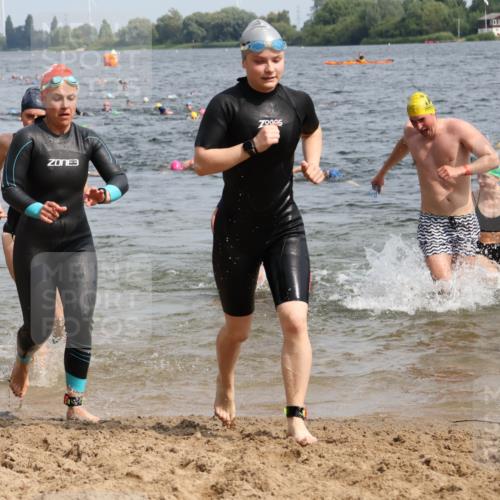 15.06.2025 - 27. Vierlanden-Triathlon Lena Gebhardt http://msf.ph/oto/8017960 15.06.2025 10:16:25 Schwimmen 477, 487, 489, 491, 494, 499, 523, 526, 549, 574, 611, 614, 634 meine-sportfotos.de