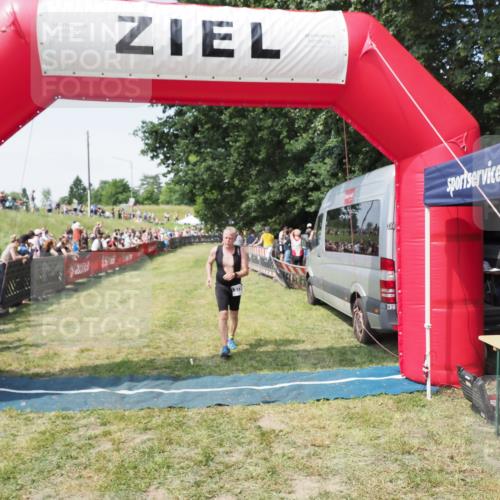 21.06.2025 - 27. Vierlanden-Triathlon MichiJ http://msf.ph/oto/8017969 15.06.2026 11:33:43 Ziel 373 meine-sportfotos.de