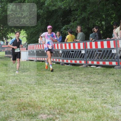 21.06.2025 - 27. Vierlanden-Triathlon KatJ http://msf.ph/oto/8018027 15.06.2025 13:17:55 Ziel 196, 816 meine-sportfotos.de