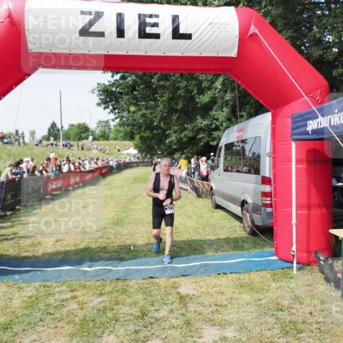 21.06.2025 - 27. Vierlanden-Triathlon MichiJ http://msf.ph/oto/8018042 15.06.2026 11:33:44 Ziel 373 meine-sportfotos.de