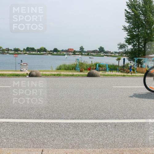 21.06.2025 - 27. Vierlanden-Triathlon H.Heesch http://msf.ph/oto/8018057 15.06.2025 12:00:05 Radfahren 776, 825 meine-sportfotos.de