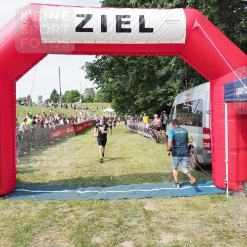 21.06.2025 - 27. Vierlanden-Triathlon MichiJ http://msf.ph/oto/8018106 15.06.2026 11:34:04 Ziel 582 meine-sportfotos.de