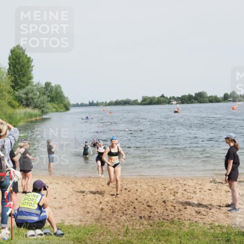 21.06.2025 - 27. Vierlanden-Triathlon MichiJ http://msf.ph/oto/8018113 15.06.2026 10:18:23 Schwimmen 495, 535, 568, 586 meine-sportfotos.de