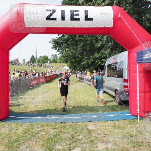 21.06.2025 - 27. Vierlanden-Triathlon MichiJ http://msf.ph/oto/8018125 15.06.2026 11:34:04 Ziel 582 meine-sportfotos.de