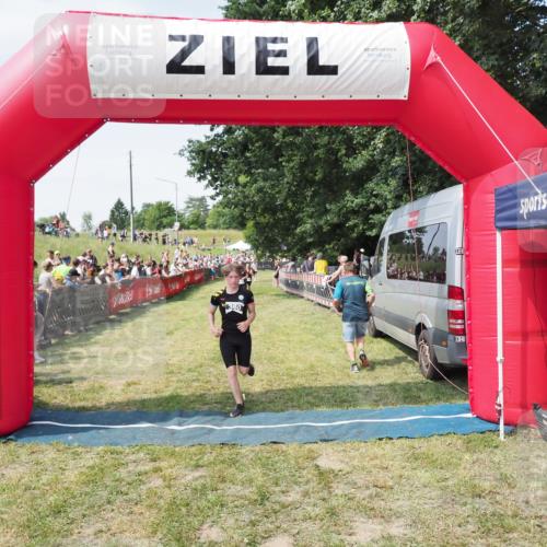 21.06.2025 - 27. Vierlanden-Triathlon MichiJ http://msf.ph/oto/8018137 15.06.2026 11:34:04 Ziel 582 meine-sportfotos.de