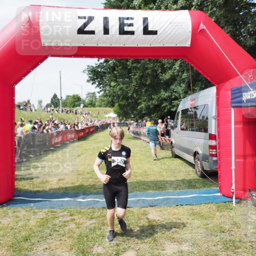 21.06.2025 - 27. Vierlanden-Triathlon MichiJ http://msf.ph/oto/8018164 15.06.2026 11:34:05 Ziel 582 meine-sportfotos.de
