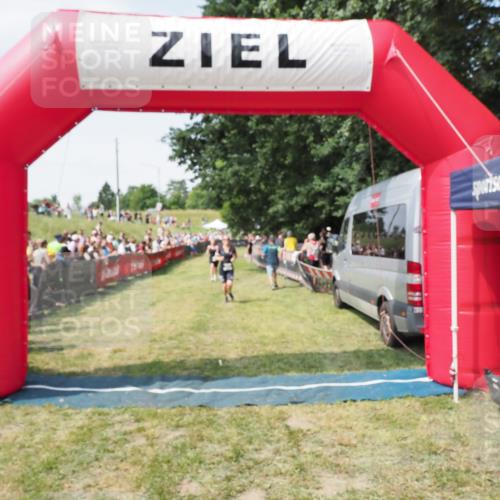 21.06.2025 - 27. Vierlanden-Triathlon MichiJ http://msf.ph/oto/8018194 15.06.2026 11:34:06 Ziel 521, 582 meine-sportfotos.de