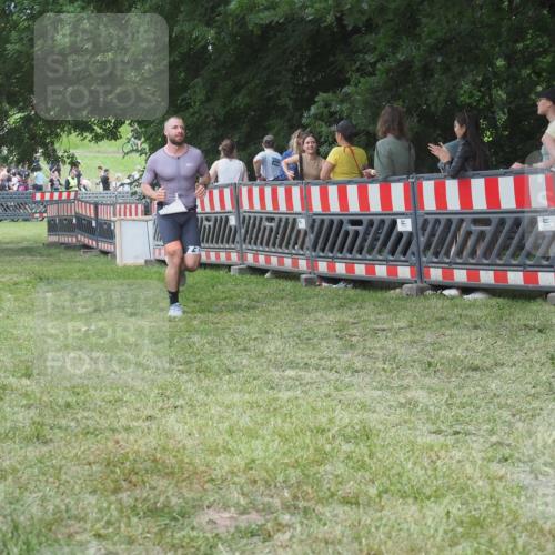21.06.2025 - 27. Vierlanden-Triathlon KatJ http://msf.ph/oto/8018206 15.06.2025 13:18:04 Ziel 691 meine-sportfotos.de
