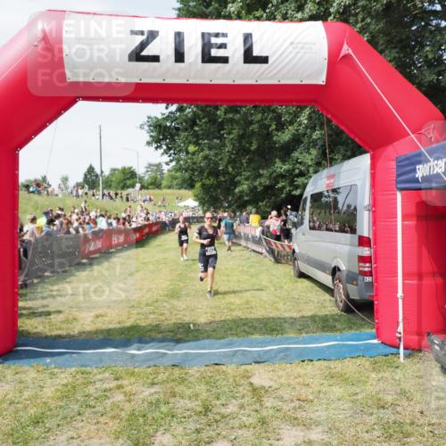 21.06.2025 - 27. Vierlanden-Triathlon MichiJ http://msf.ph/oto/8018220 15.06.2026 11:34:07 Ziel 521, 582 meine-sportfotos.de