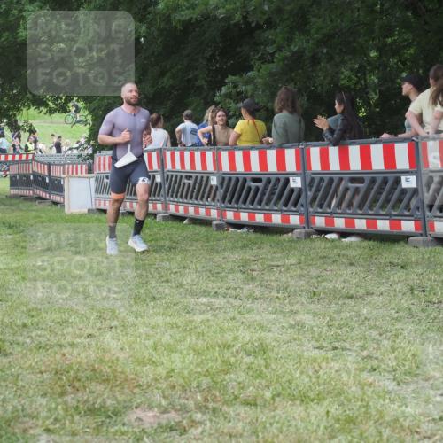 21.06.2025 - 27. Vierlanden-Triathlon KatJ http://msf.ph/oto/8018223 15.06.2025 13:18:05 Ziel 691 meine-sportfotos.de
