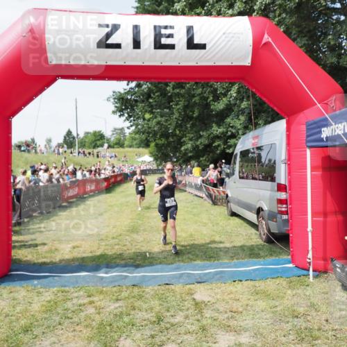 21.06.2025 - 27. Vierlanden-Triathlon MichiJ http://msf.ph/oto/8018230 15.06.2026 11:34:08 Ziel 521, 582 meine-sportfotos.de