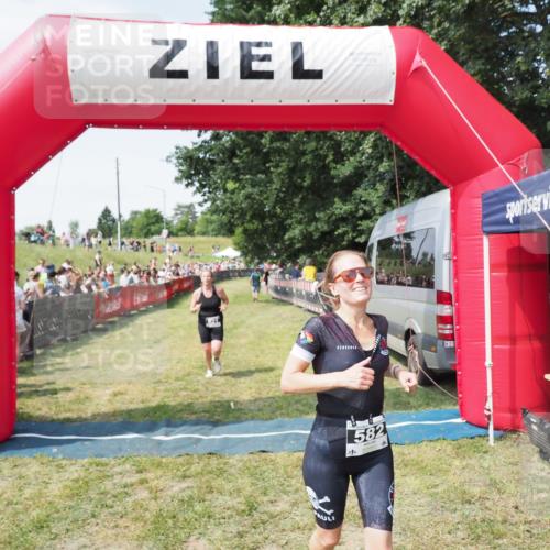 21.06.2025 - 27. Vierlanden-Triathlon MichiJ http://msf.ph/oto/8018257 15.06.2026 11:34:09 Ziel 521, 582 meine-sportfotos.de