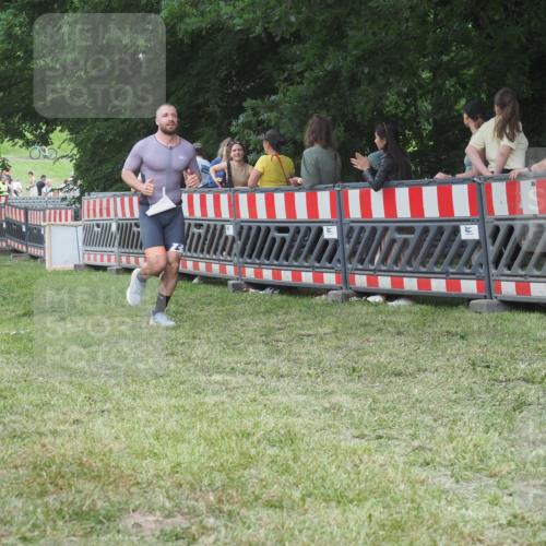 21.06.2025 - 27. Vierlanden-Triathlon KatJ http://msf.ph/oto/8018258 15.06.2025 13:18:05 Ziel 691 meine-sportfotos.de