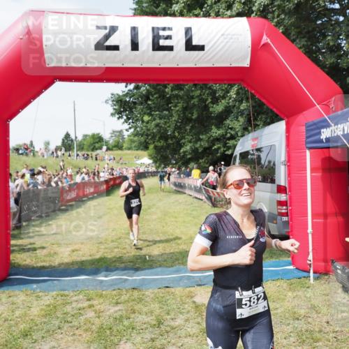 21.06.2025 - 27. Vierlanden-Triathlon MichiJ http://msf.ph/oto/8018262 15.06.2026 11:34:09 Ziel 521, 582 meine-sportfotos.de