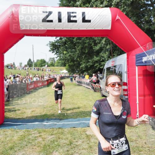 21.06.2025 - 27. Vierlanden-Triathlon MichiJ http://msf.ph/oto/8018265 15.06.2026 11:34:10 Ziel 521, 582 meine-sportfotos.de