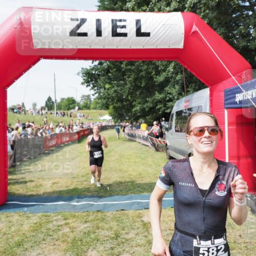 21.06.2025 - 27. Vierlanden-Triathlon MichiJ http://msf.ph/oto/8018269 15.06.2026 11:34:10 Ziel 521, 582 meine-sportfotos.de
