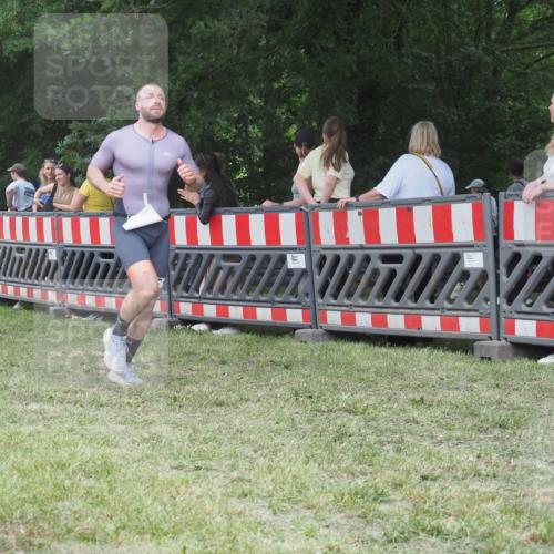 21.06.2025 - 27. Vierlanden-Triathlon KatJ http://msf.ph/oto/8018273 15.06.2025 13:18:06 Ziel 691 meine-sportfotos.de