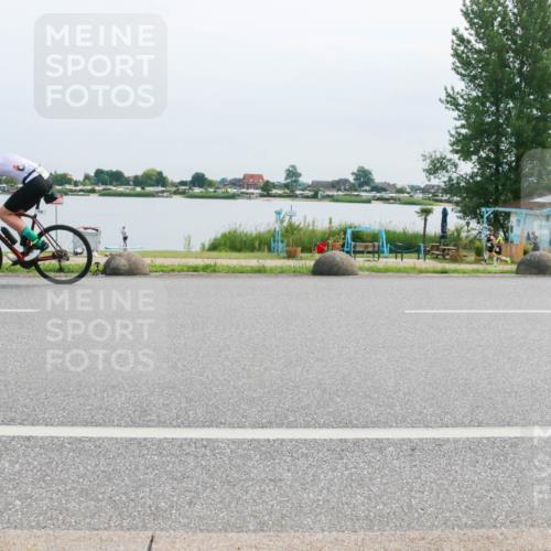 15.06.2025 - 27. Vierlanden-Triathlon H.Heesch http://msf.ph/oto/8018283 15.06.2025 11:15:00 Radfahren 728, 739 meine-sportfotos.de