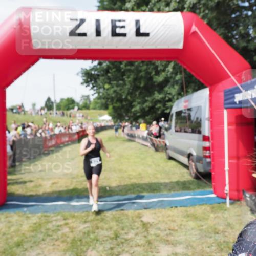 21.06.2025 - 27. Vierlanden-Triathlon MichiJ http://msf.ph/oto/8018284 15.06.2026 11:34:10 Ziel 521, 582 meine-sportfotos.de