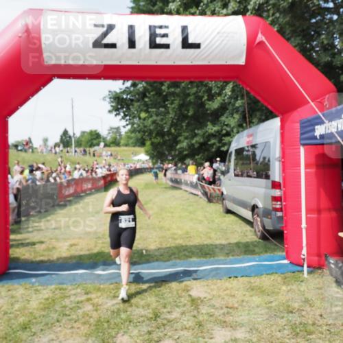 21.06.2025 - 27. Vierlanden-Triathlon MichiJ http://msf.ph/oto/8018303 15.06.2026 11:34:10 Ziel 521, 582 meine-sportfotos.de