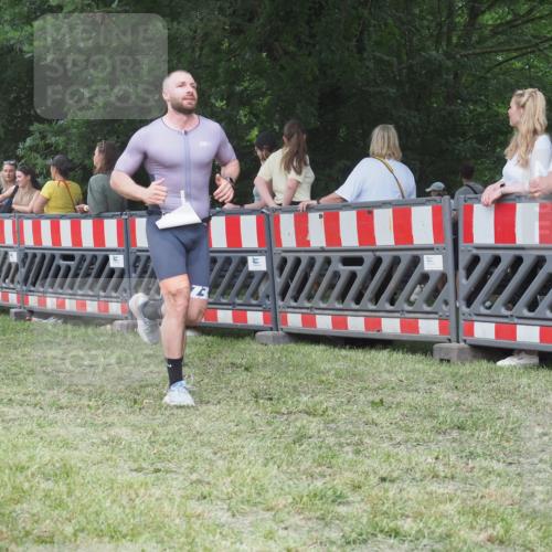 21.06.2025 - 27. Vierlanden-Triathlon KatJ http://msf.ph/oto/8018305 15.06.2025 13:18:06 Ziel 691 meine-sportfotos.de