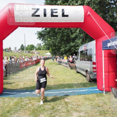 21.06.2025 - 27. Vierlanden-Triathlon MichiJ http://msf.ph/oto/8018321 15.06.2026 11:34:10 Ziel 521, 582 meine-sportfotos.de