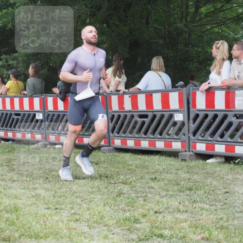 21.06.2025 - 27. Vierlanden-Triathlon KatJ http://msf.ph/oto/8018322 15.06.2025 13:18:06 Ziel 691 meine-sportfotos.de