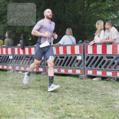 21.06.2025 - 27. Vierlanden-Triathlon KatJ http://msf.ph/oto/8018338 15.06.2025 13:18:06 Ziel 691 meine-sportfotos.de