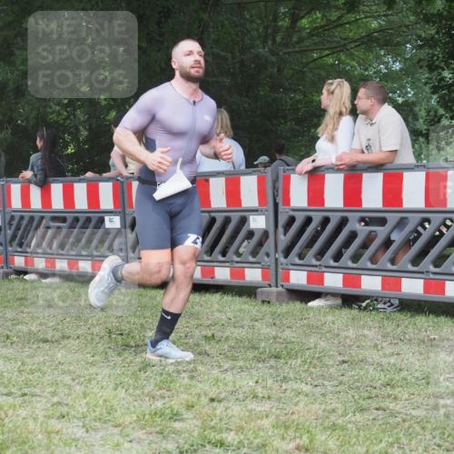 21.06.2025 - 27. Vierlanden-Triathlon KatJ http://msf.ph/oto/8018355 15.06.2025 13:18:06 Ziel 691 meine-sportfotos.de