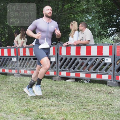 21.06.2025 - 27. Vierlanden-Triathlon KatJ http://msf.ph/oto/8018372 15.06.2025 13:18:06 Ziel 691 meine-sportfotos.de