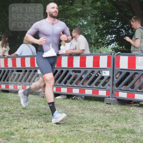 21.06.2025 - 27. Vierlanden-Triathlon KatJ http://msf.ph/oto/8018385 15.06.2025 13:18:06 Ziel 691 meine-sportfotos.de