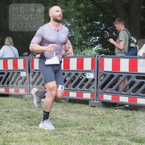 21.06.2025 - 27. Vierlanden-Triathlon KatJ http://msf.ph/oto/8018400 15.06.2025 13:18:07 Ziel 691 meine-sportfotos.de