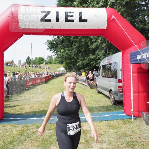 21.06.2025 - 27. Vierlanden-Triathlon MichiJ http://msf.ph/oto/8018401 15.06.2026 11:34:11 Ziel 521, 582 meine-sportfotos.de