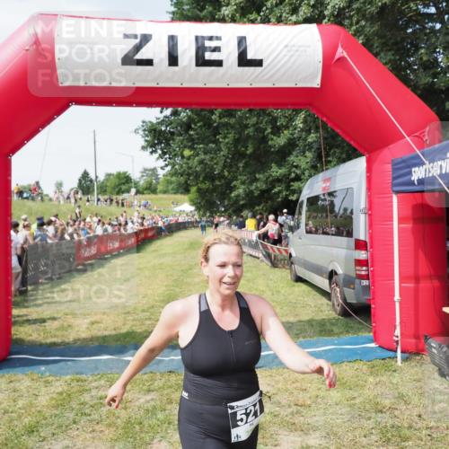 21.06.2025 - 27. Vierlanden-Triathlon MichiJ http://msf.ph/oto/8018417 15.06.2026 11:34:11 Ziel 521, 582 meine-sportfotos.de
