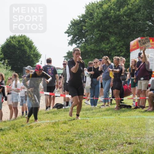 15.06.2025 - 27. Vierlanden-Triathlon KatJ http://msf.ph/oto/8018647 15.06.2025 10:17:51 Schwimmen 493, 522, 537, 563, 571 meine-sportfotos.de