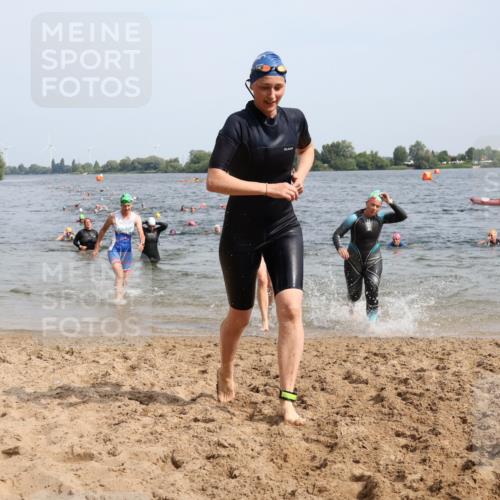 15.06.2025 - 27. Vierlanden-Triathlon Lena Gebhardt http://msf.ph/oto/8018670 15.06.2025 10:16:46 Schwimmen 484, 501, 516, 551, 566, 595, 604, 633 meine-sportfotos.de