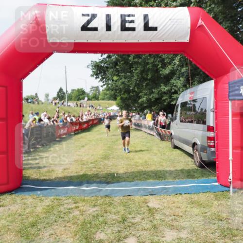 21.06.2025 - 27. Vierlanden-Triathlon MichiJ http://msf.ph/oto/8018692 15.06.2026 11:34:37 Ziel 290, 386, 559 meine-sportfotos.de