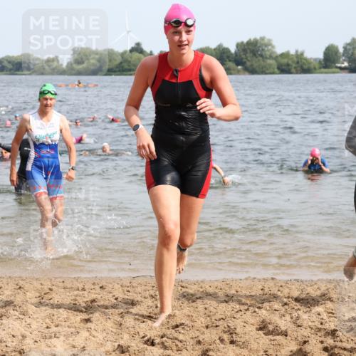 15.06.2025 - 27. Vierlanden-Triathlon Lena Gebhardt http://msf.ph/oto/8018715 15.06.2025 10:16:47 Schwimmen 484, 501, 516, 551, 566, 595, 604, 633 meine-sportfotos.de