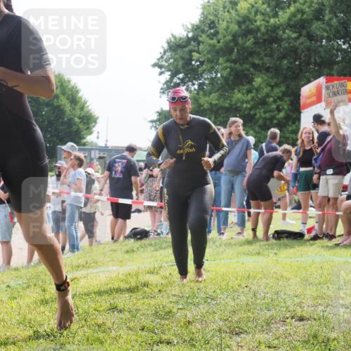 15.06.2025 - 27. Vierlanden-Triathlon KatJ http://msf.ph/oto/8018719 15.06.2025 10:17:53 Schwimmen 493, 522, 563, 571 meine-sportfotos.de