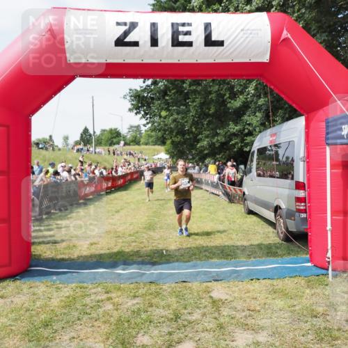 21.06.2025 - 27. Vierlanden-Triathlon MichiJ http://msf.ph/oto/8018751 15.06.2026 11:34:38 Ziel 290, 386, 559 meine-sportfotos.de