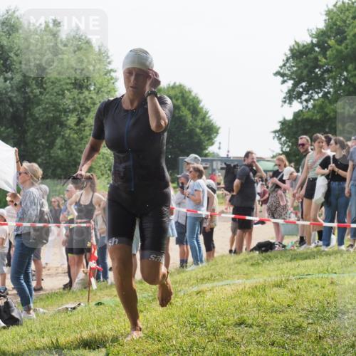 15.06.2025 - 27. Vierlanden-Triathlon KatJ http://msf.ph/oto/8018784 15.06.2025 10:18:00 Schwimmen 522, 563, 571 meine-sportfotos.de