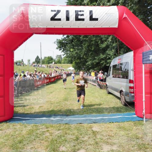 21.06.2025 - 27. Vierlanden-Triathlon MichiJ http://msf.ph/oto/8018785 15.06.2026 11:34:38 Ziel 290, 386, 559 meine-sportfotos.de